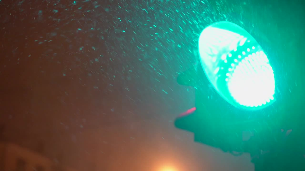 semáforo verde en la nieve