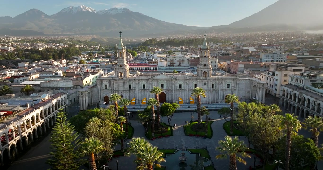 Vista de dron al amanecer sobre la Plaza de Armas y la Basílica Catedral de Arequipa
