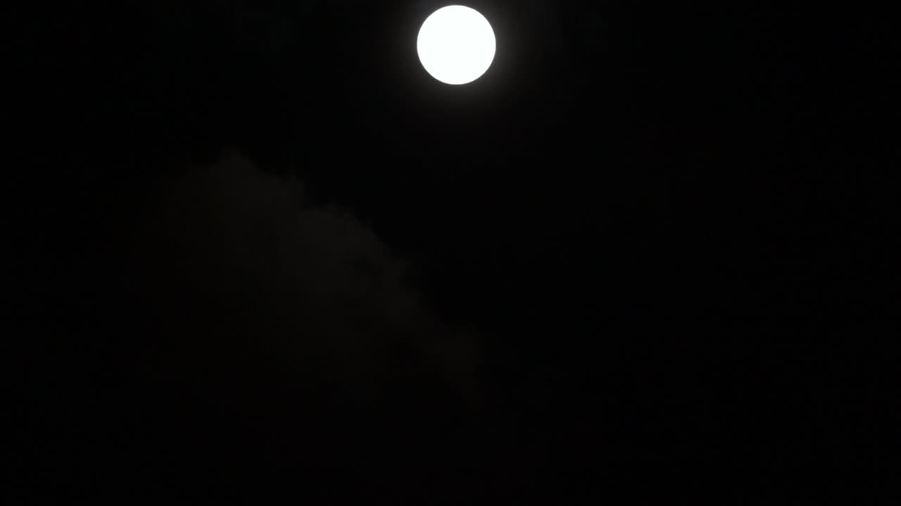 lapso de tiempo de la luna llena que se eleva verticalmente en el cielo negro oscuro, lapso de luna