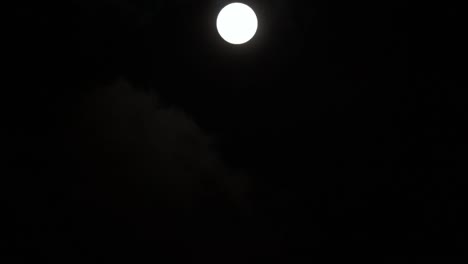 lapso de tiempo de la luna llena que se eleva verticalmente en el cielo negro oscuro, lapso de luna