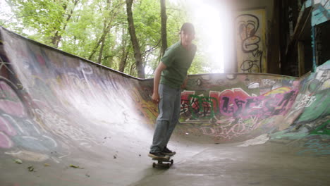 Kaukasischer-Junge,-Der-Im-Park-Skateboard-Fährt.