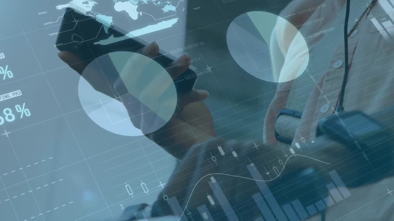 animación del procesamiento de datos financieros sobre una mujer de negocios caucásica que usa un teléfono inteligente