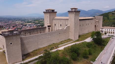 Luftaufnahme-Der-Albornozischen-Festung-Spoleto-In-Umbrien