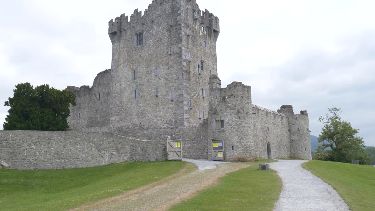 castillo de ross - hermoso castillo medieval histórico en el borde de lough leane, en el parque nacional de killarney, condado de kerry, irlanda - tiro inclinado hacia arriba