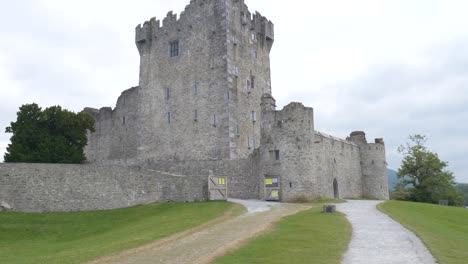 Ross-Castle-–-Wunderschöne-Historische-Mittelalterliche-Burg-Am-Rande-Des-Lough-Leane,-Im-Killarney-Nationalpark,-County-Kerry,-Irland-–-Nach-Oben-Geneigte-Aufnahme