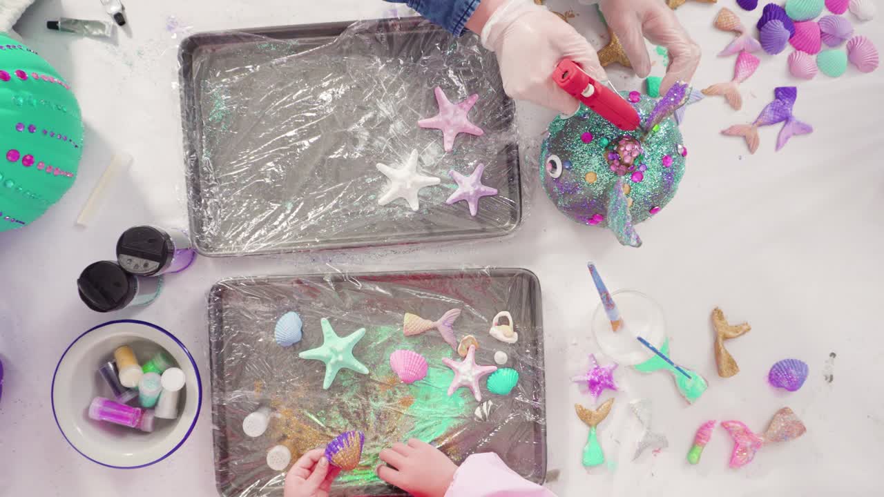 라인스톤, 해녀 리, 그리고 조개로 호박을 장식하는 예술