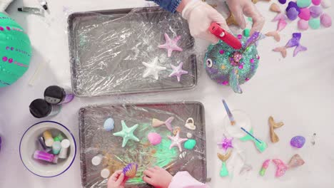 el arte de decorar calabazas con rhinestones, colas de sirena y conchas marinas