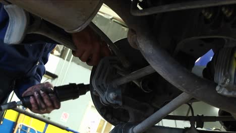 este mecánico trabaja en el tambor de freno de un coche en un ascensor