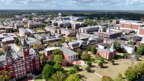 alta antena aérea sobre la universidad de auburn en auburn alabama