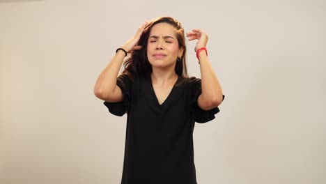mujer con dolor de cabeza sosteniendo la cabeza