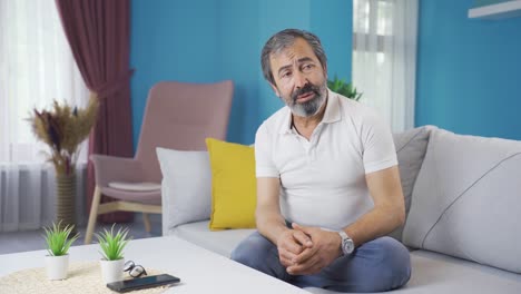 un hombre triste de mediana edad.