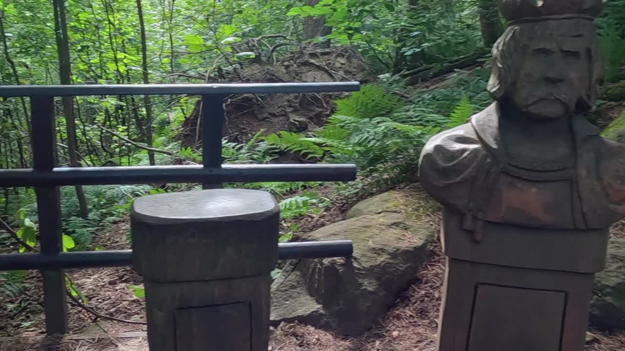 스링 (stirling) 의 숲길을 따라 조각상