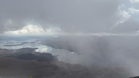 Toma-Panorámica-Lenta-Sobre-El-Lago-Lomond-Desde-La-Cumbre-Ben-Lomond-Munro-En-Invierno