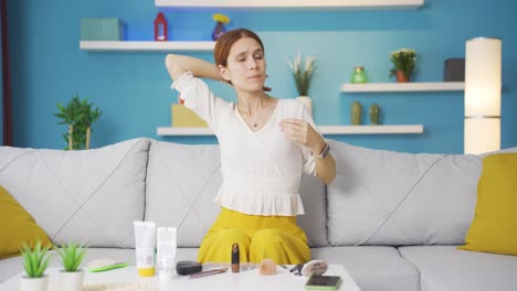 la joven a la que no le gusta su cabello, deprimida e infeliz.