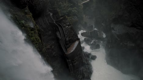 Reveló-El-Impresionante-Paisaje-De-La-Cascada-Pailon-Del-Diablo-En-Ecuador