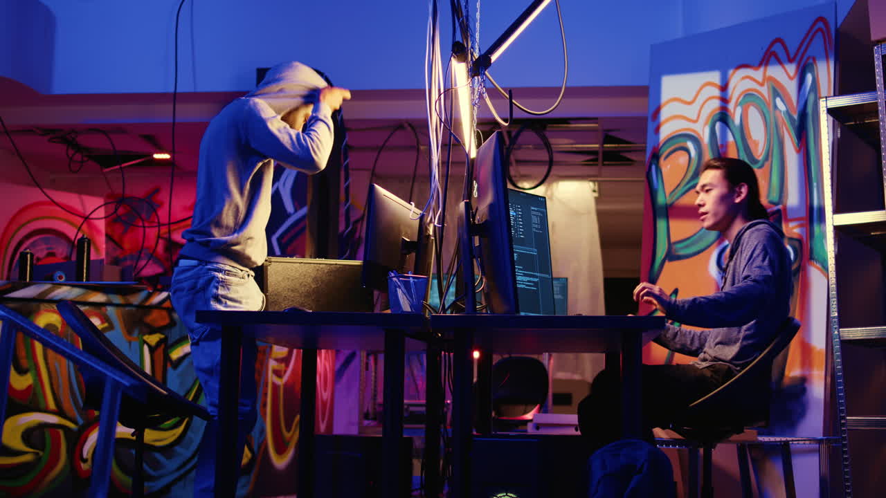 хакеры уходят домой после разработки эксплоата.