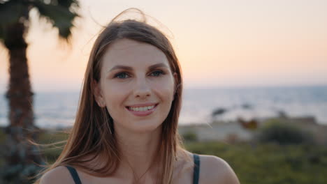 mujer sonriente en la playa del atardecer
