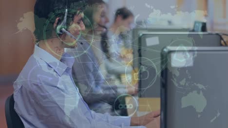 animación de iconos y procesamiento de datos sobre personas de negocios que usan auriculares