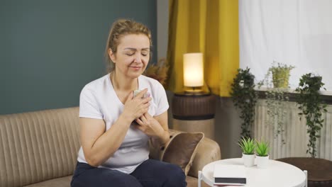 con anhelo, la mujer mira la foto en el teléfono.