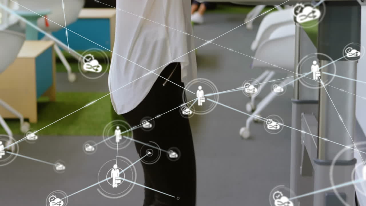 스마트폰으로 대화하는 백인 여성에 대한 아이콘과 연결 네트워크의 애니메이션