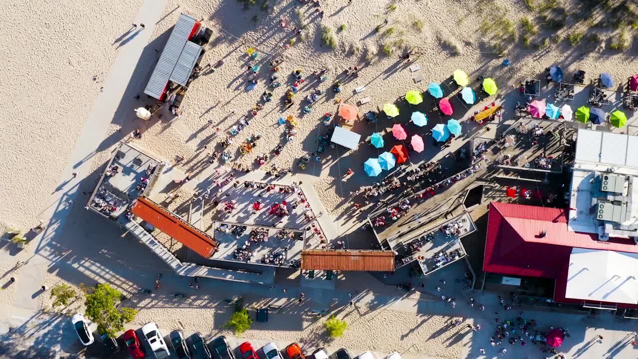 해변 레스토랑의 오버헤드 영상