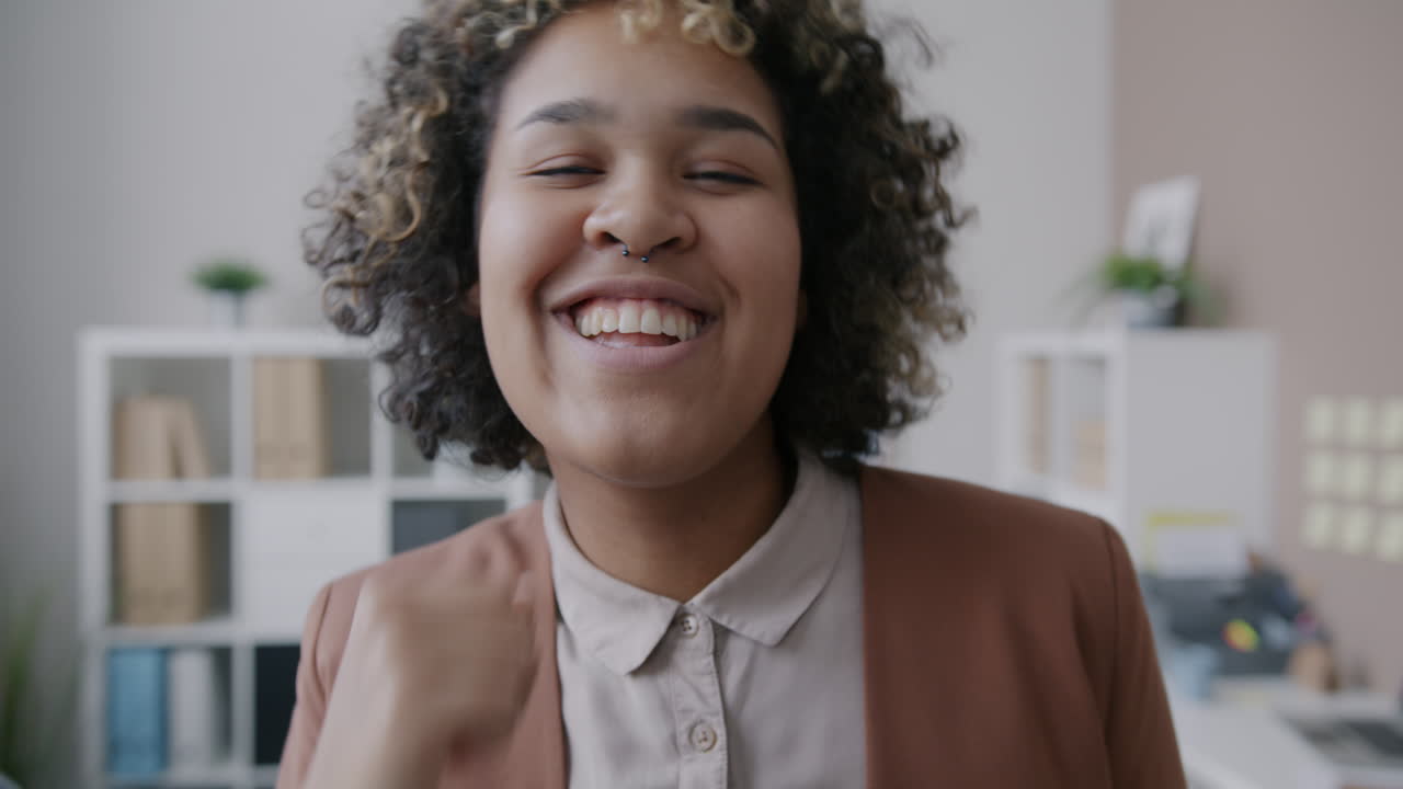 mujer de negocios feliz celebrando el éxito