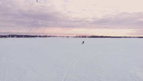 Kitesurfen-Im-Winter-Auf-Snowboard-Oder-Ski.-Schlittschuhlaufen-Auf-Dem-Eis-Im-Wind.-Wunderschöne-Farbige-Segel.