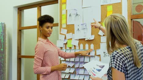 Fashion-designer-discussing-on-sticky-note-4k