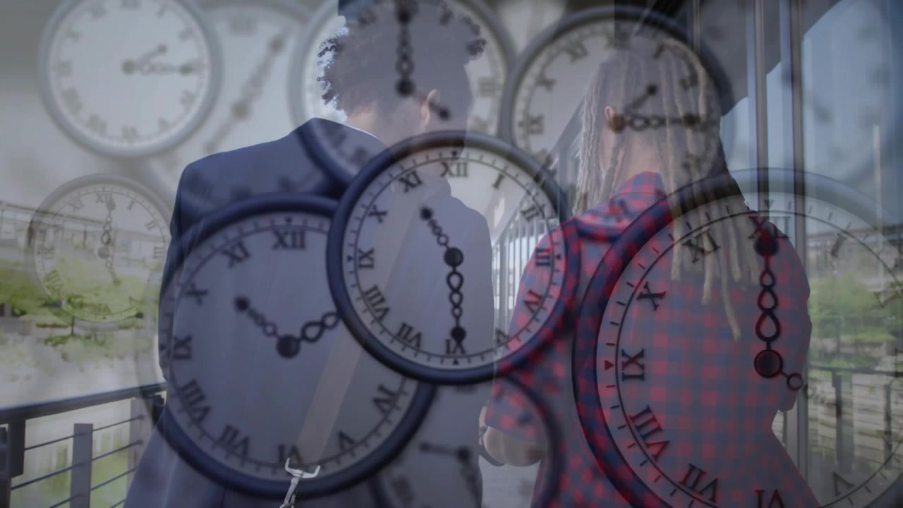 Due uomini che si scambiano sguardi camminando sul molo, con sovrapposizioni di orologi trasparenti che enfatizzano la pianificazione aziendale