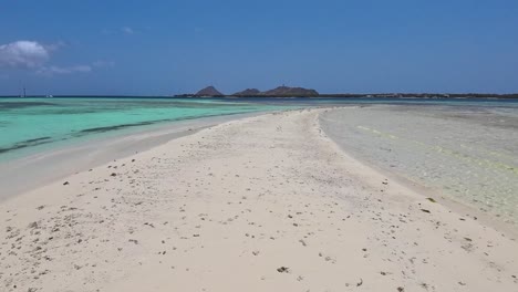 POV-Caminando-En-Una-Isla-Tropical-De-Playa-De-Arena-Blanca,-Paraíso-Solitario-Con-Fondo-De-Ofertas