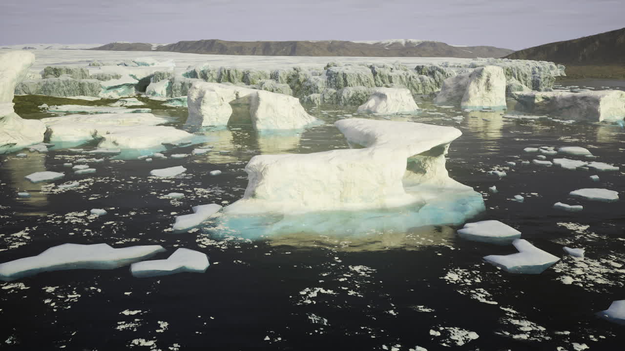 여름에 멀리 떨어진 북극의 조용한 바다에서 떠다니는 빙산