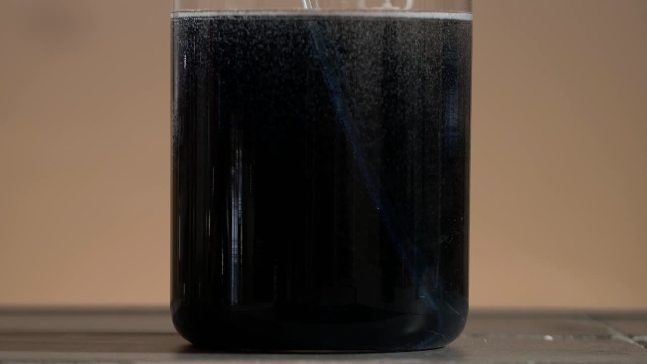 химические реакции в чашке