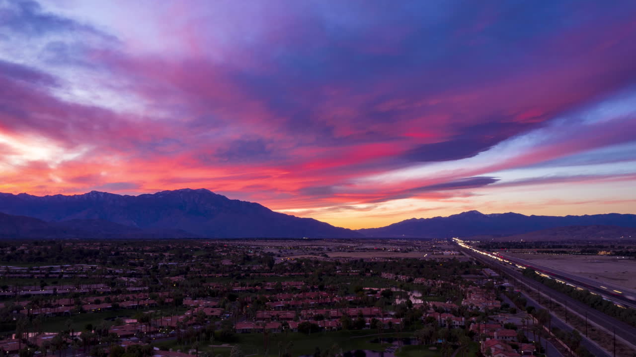 Hyperlapse drone di un tramonto intenso sui deserti di Palm Springs e della Coachella Valley