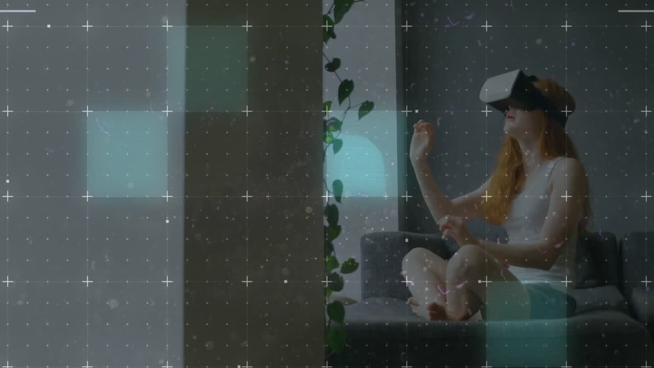 rastros de luz que se mueven sobre la red contra la mujer caucásica que usa auriculares vr en casa