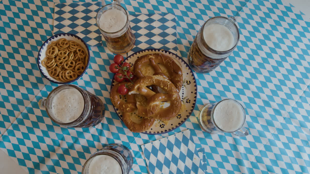 октябрьский праздник с пивом и крендельками