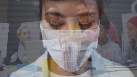 mujer con máscara facial contra colegas de oficina que usan computadora