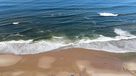 Volando-Sobre-Una-Playa,-A-Través-De-Las-Olas-Hacia-El-Océano