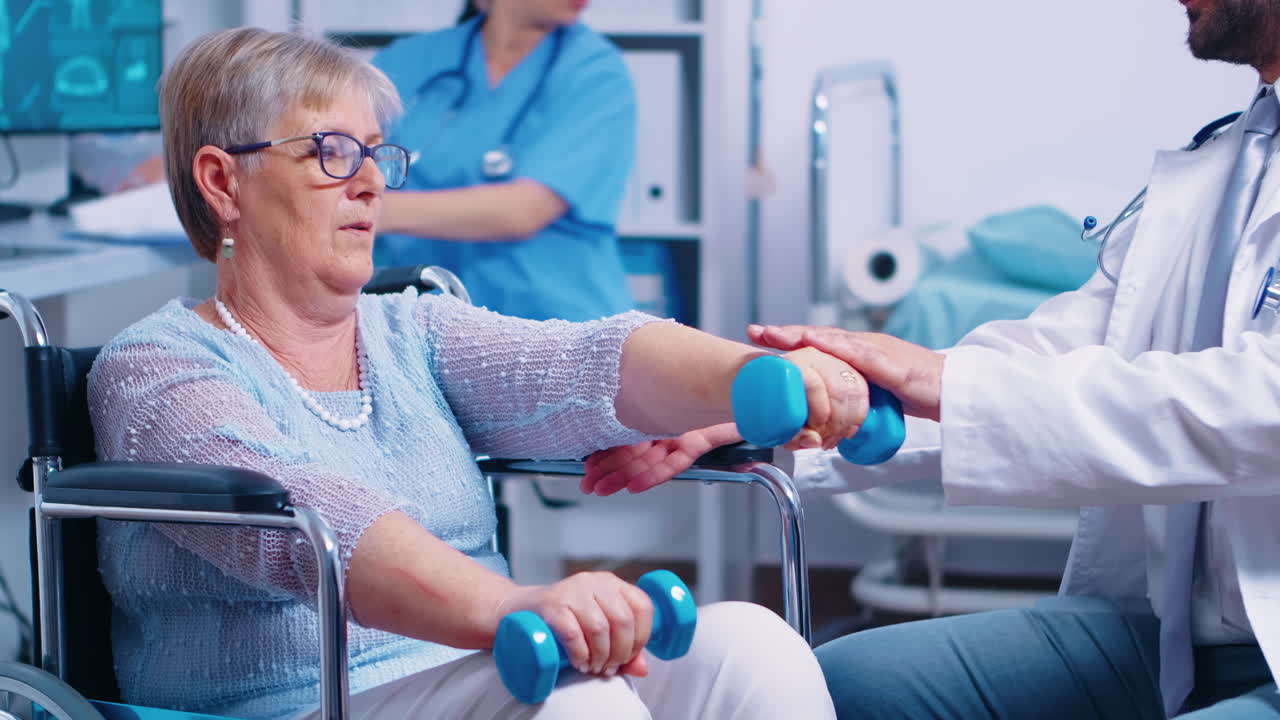 체어에 앉은 노인 여성의 물리치료