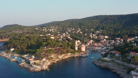 vista idílica del pueblo de veli lošinj en la isla de lošinj, primorje-gorski kotar, croacia - descenso aéreo