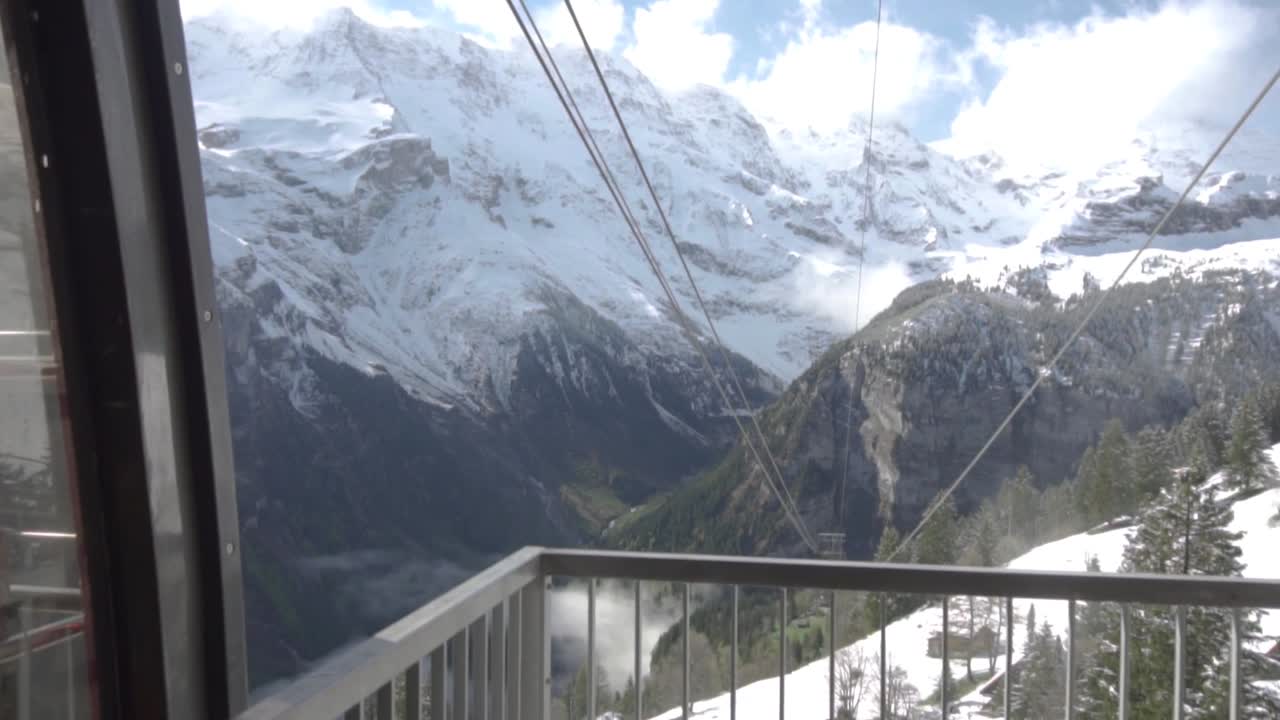 vista de las montañas de los alpes suizos desde el teleférico