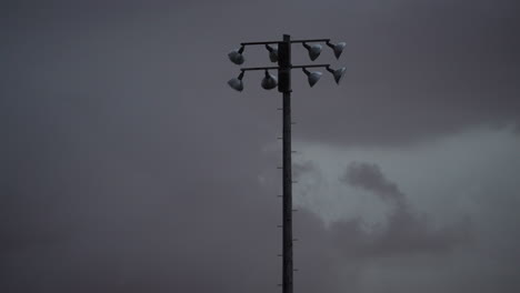 Poste-De-Luz-De-Béisbol-Balanceándose-Fuertemente-En-Una-Tormenta