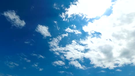 las nubes se mueven en el cielo azul.