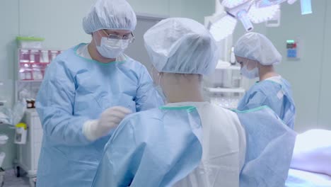 equipo quirúrgico preparándose para el procedimiento