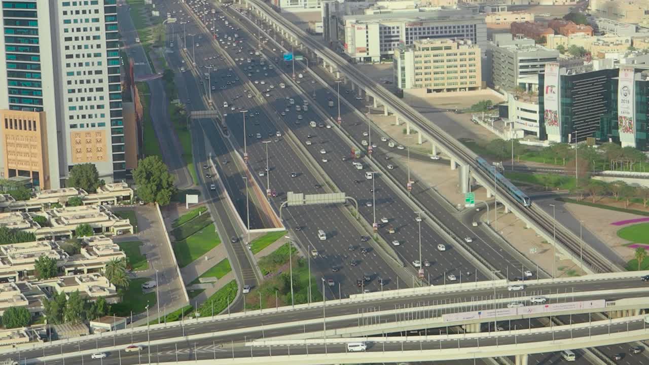 두바이 고속도로와 인프라의 공중 사진