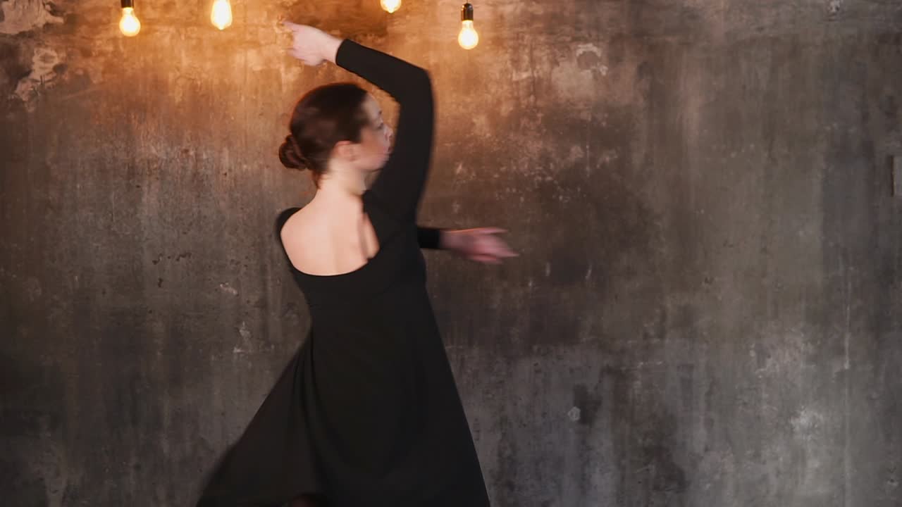 Ballerina in abito nero