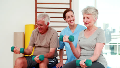 Glückliche-Senioren-Trainieren-Mit-Physiotherapeuten