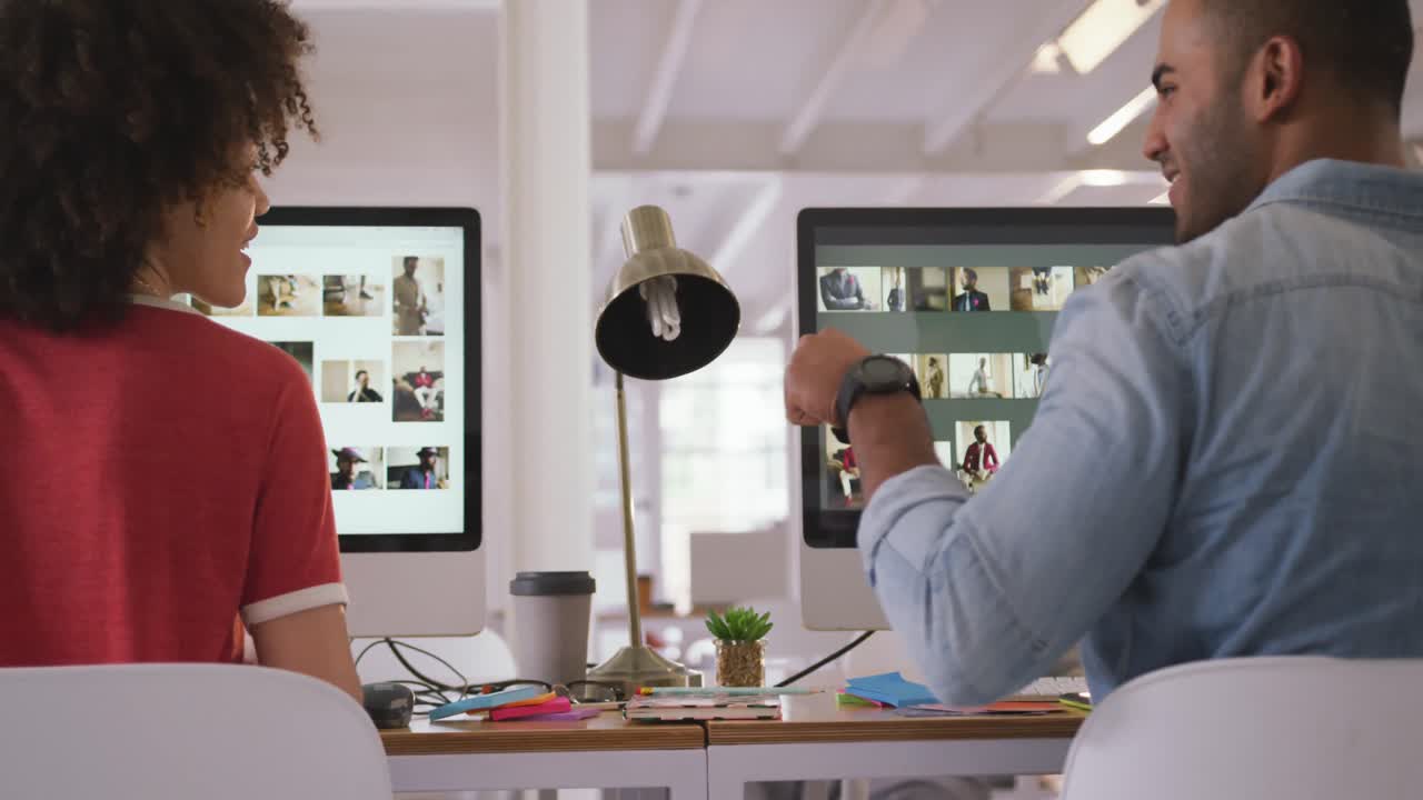 Plan rapproché de deux collègues travaillant dans un bureau créatif