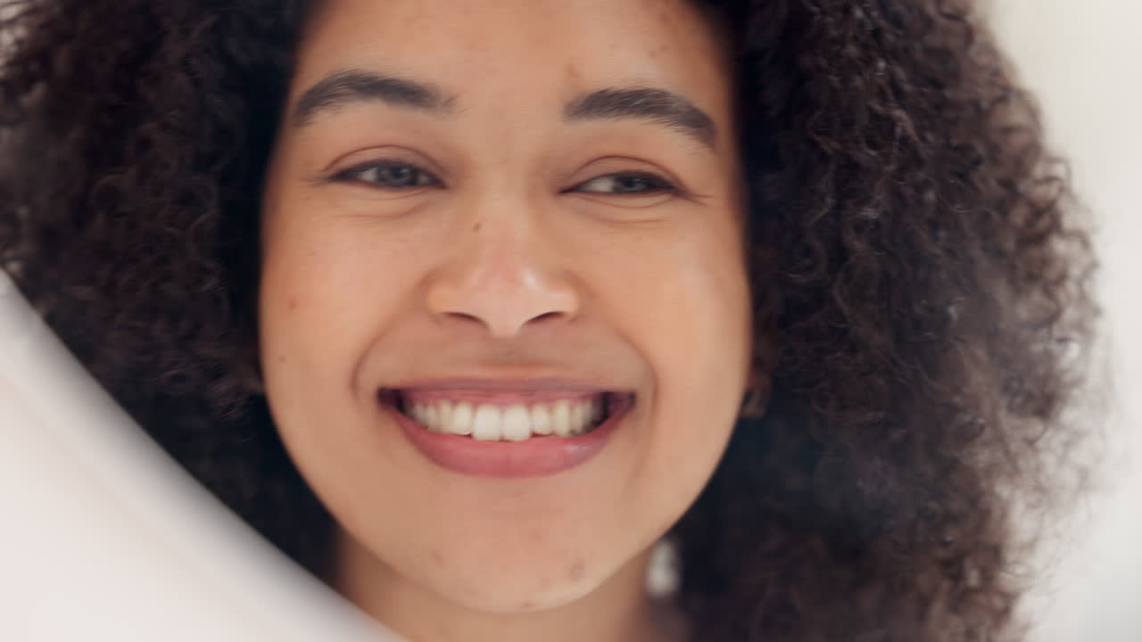 mujer negra, dientes y espejo en el baño