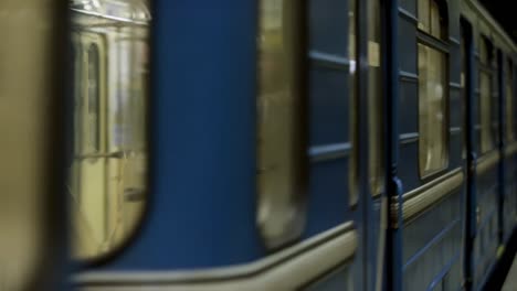 un vagón de tren subterráneo dentro