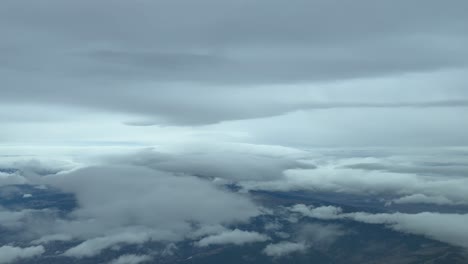 dramático cielo de invierno un montón de nubes de nieve, como se ve por los pilotos en un vuelo real